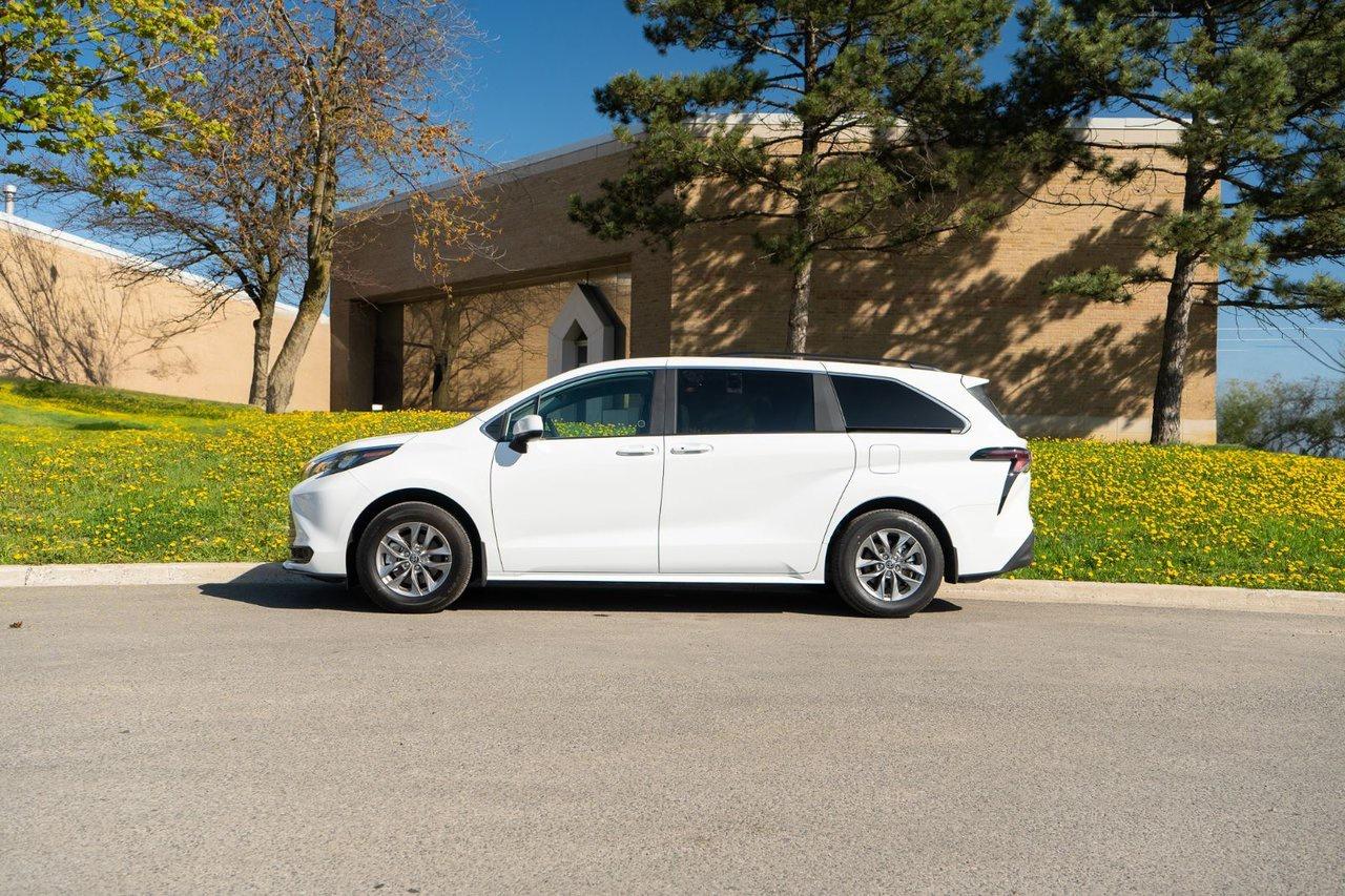 2025 Toyota Sienna LE Photo4