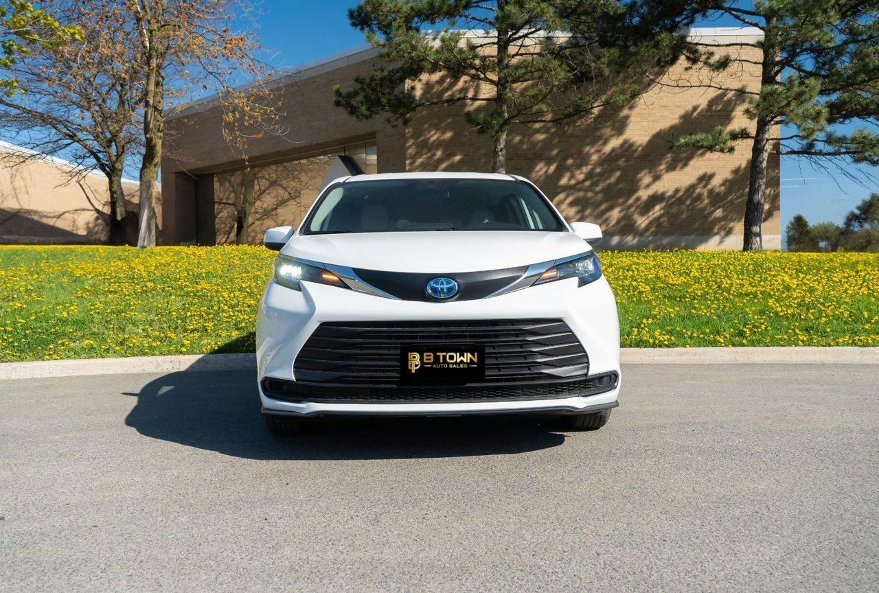 2025 Toyota Sienna LE Photo