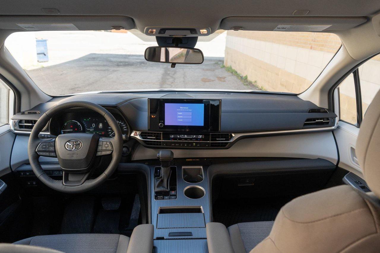 2025 Toyota Sienna LE Photo