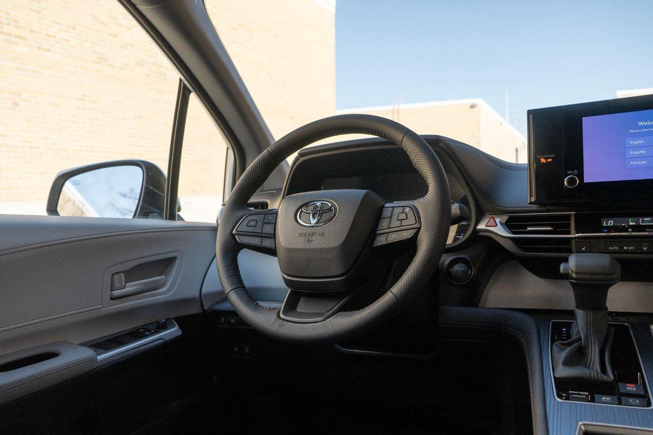 2025 Toyota Sienna LE Photo