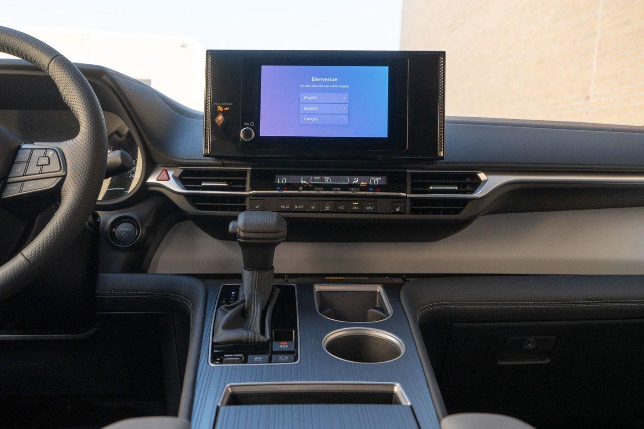 2025 Toyota Sienna LE Photo