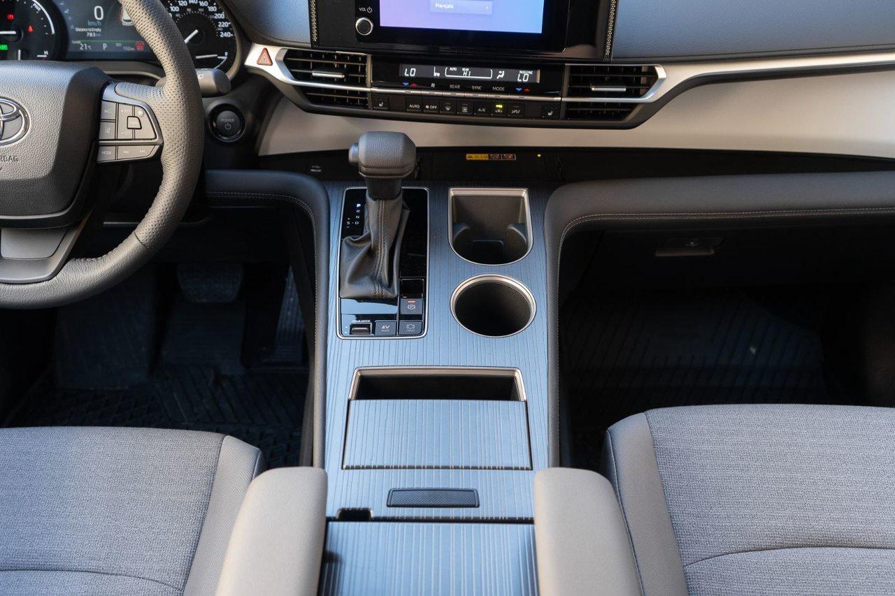 2025 Toyota Sienna LE Photo
