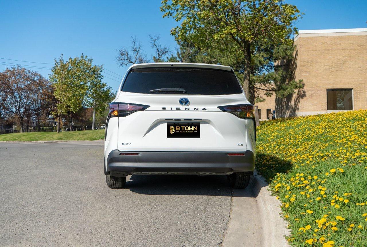 2025 Toyota Sienna LE Photo