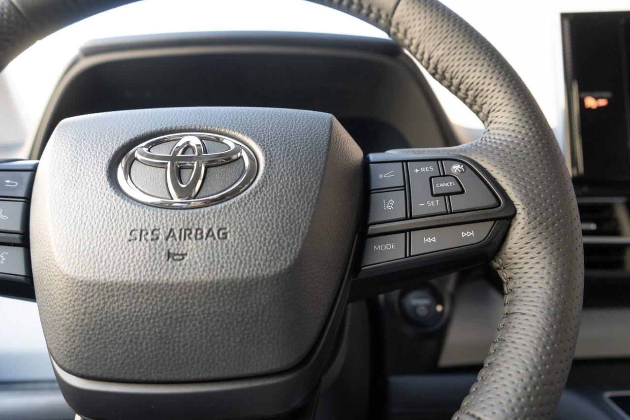 2025 Toyota Sienna LE Photo