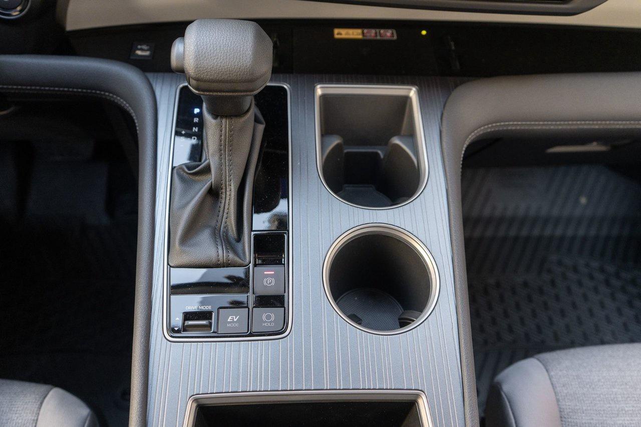 2025 Toyota Sienna LE Photo