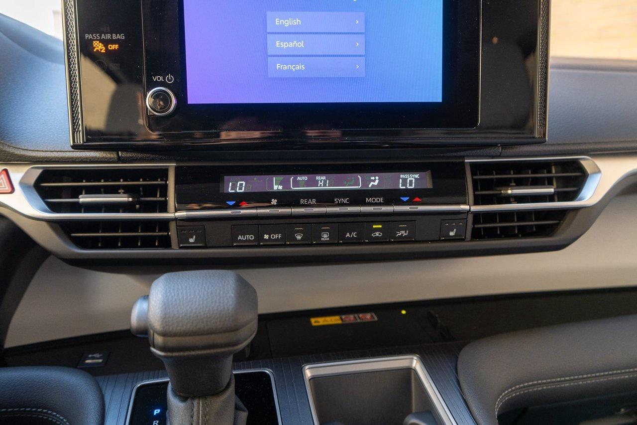 2025 Toyota Sienna LE Photo