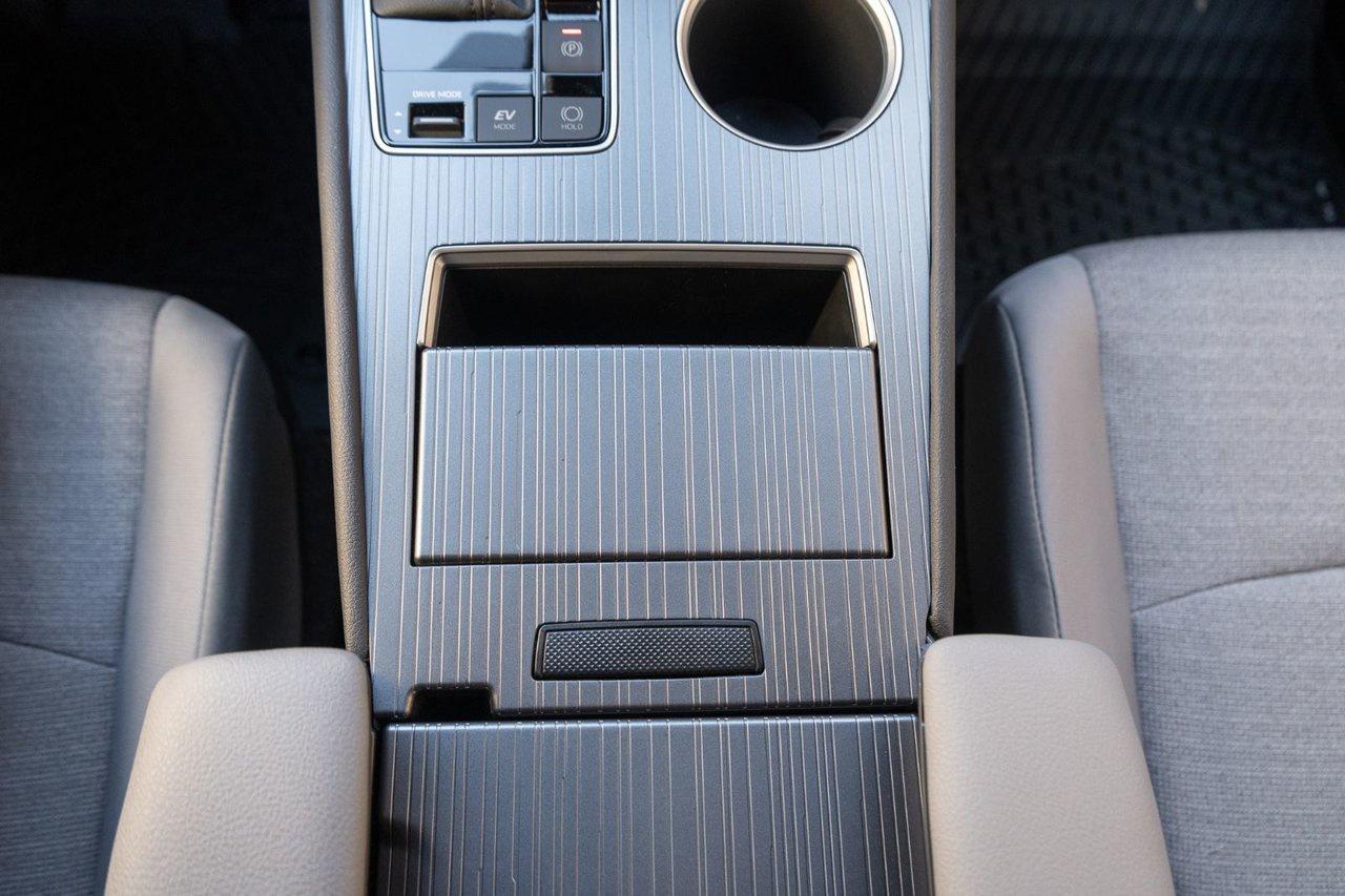 2025 Toyota Sienna LE Photo