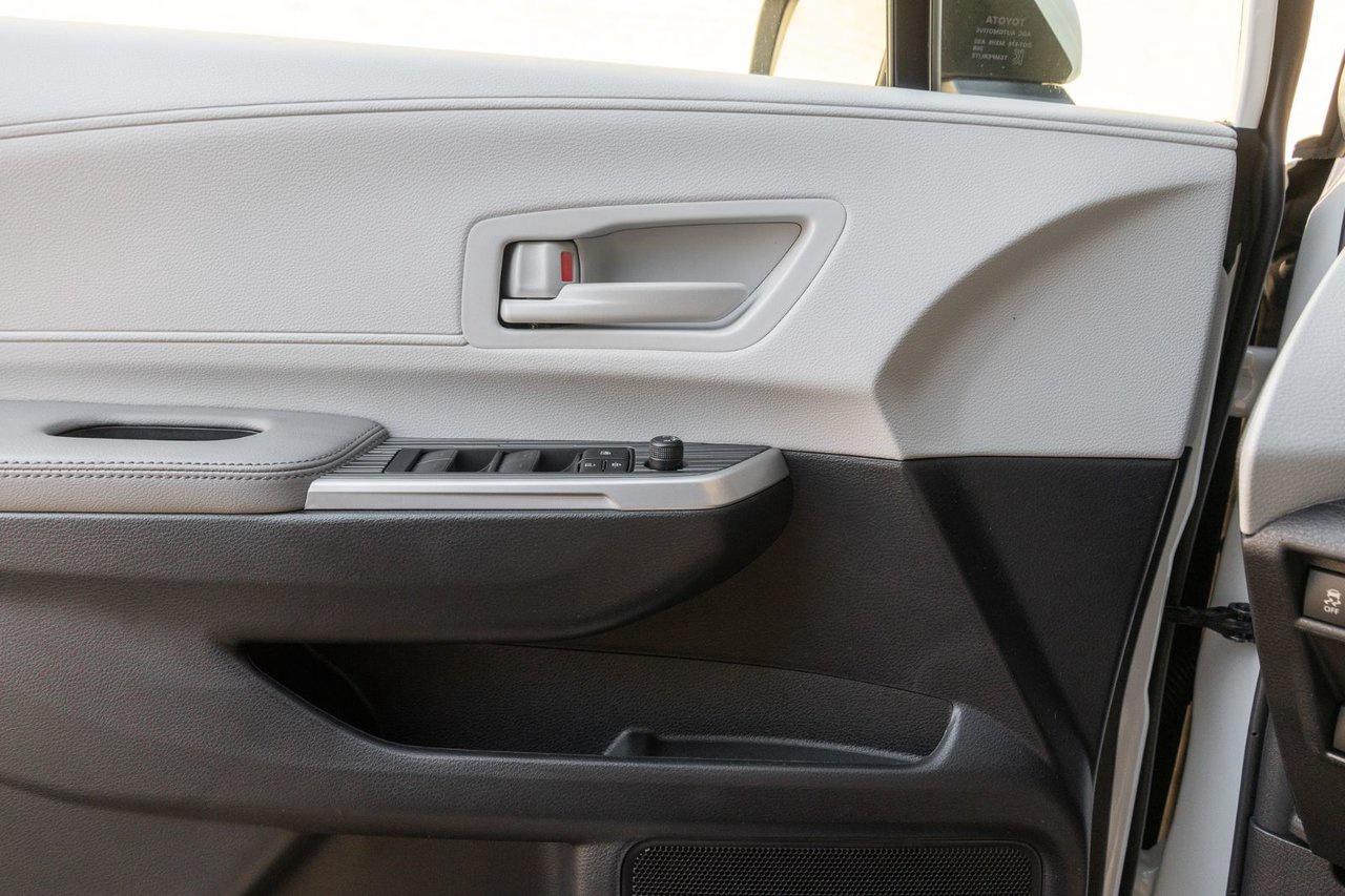 2025 Toyota Sienna LE Photo