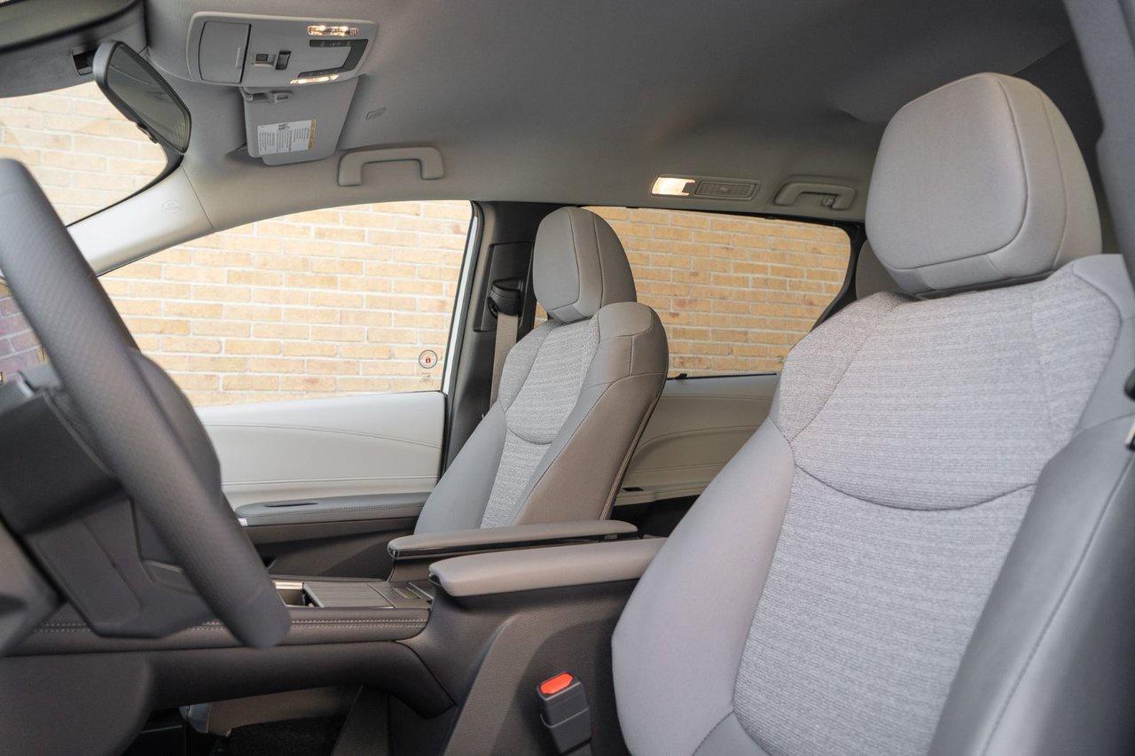 2025 Toyota Sienna LE Photo