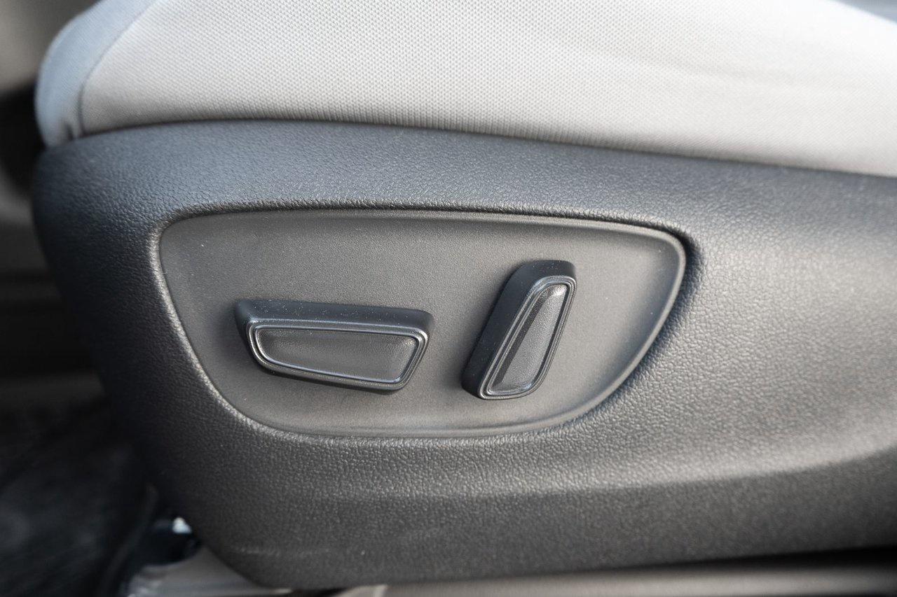 2025 Toyota Sienna LE Photo