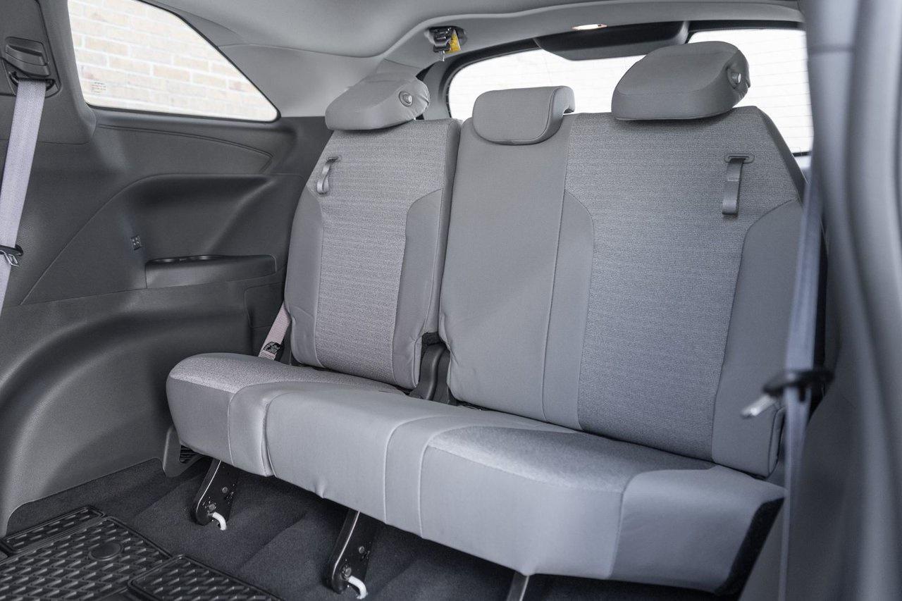 2025 Toyota Sienna LE Photo