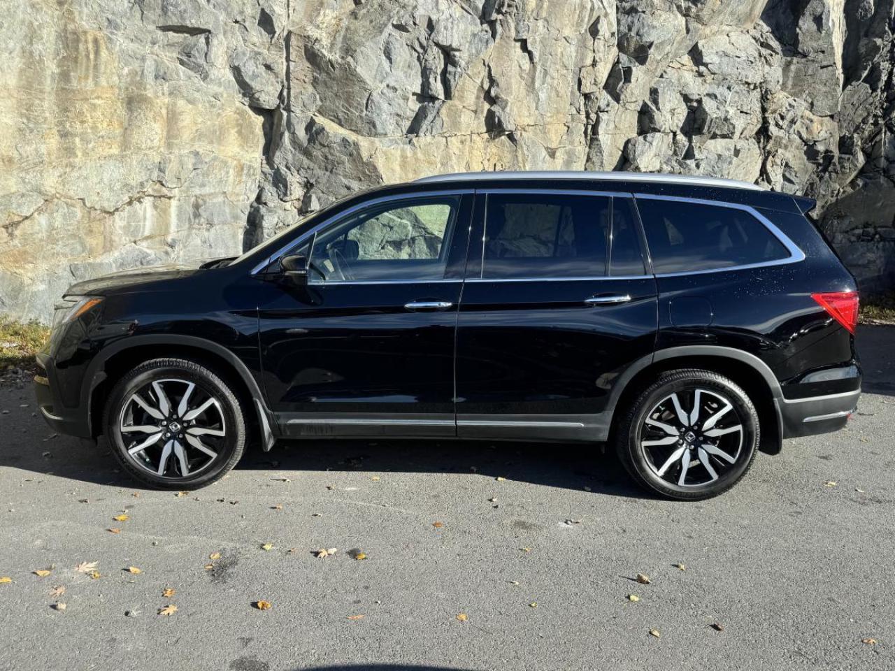 2021 Honda Pilot Touring 8-Passenger AWD Photo3