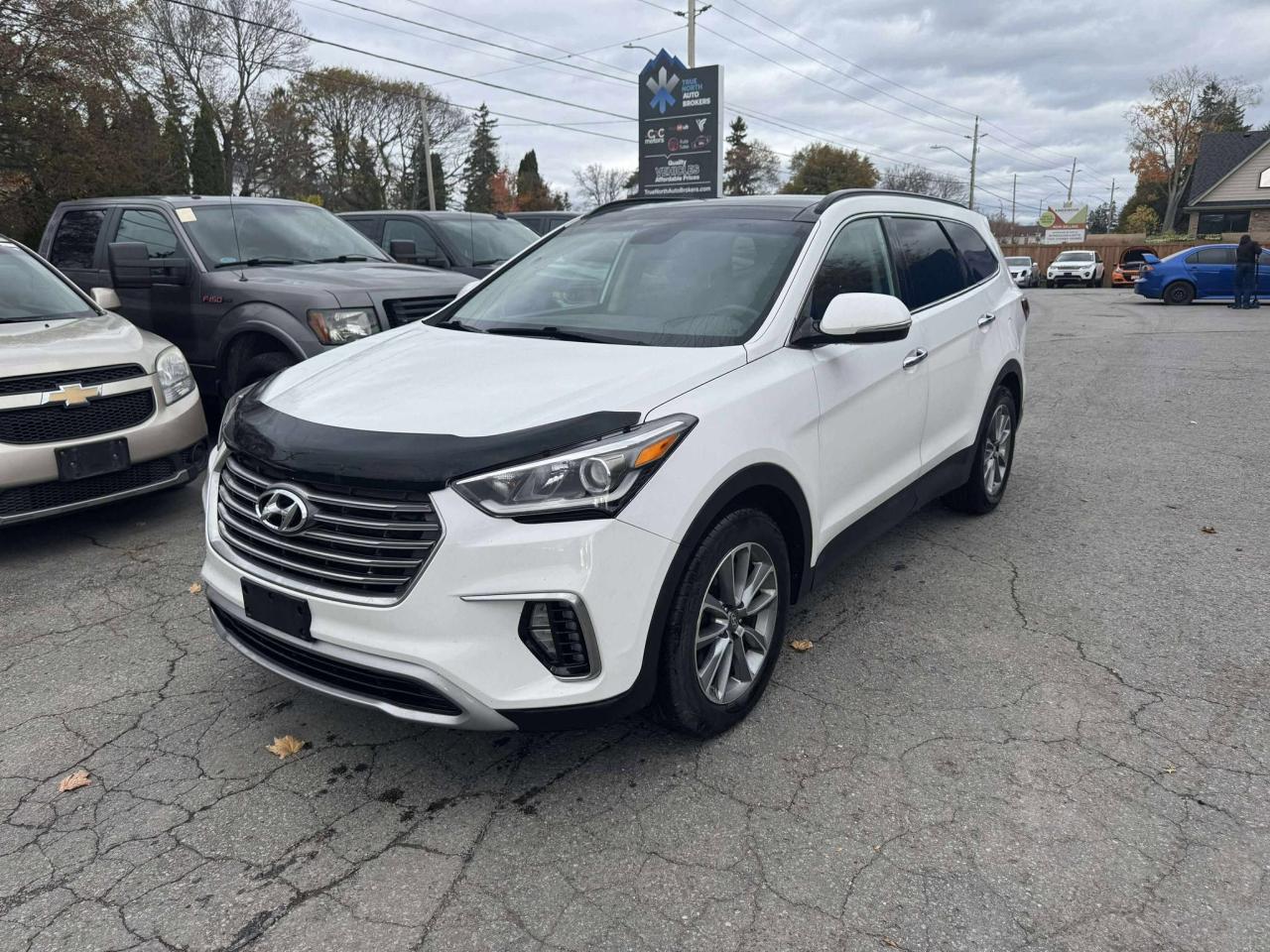 2017 Hyundai Santa Fe XL AWD 4dr Luxury w/6-Passenger Photo2