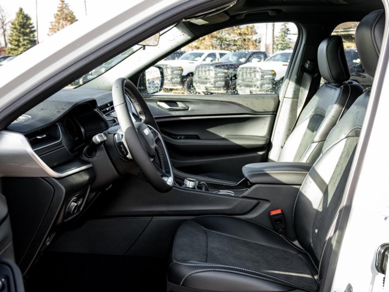 2025 Jeep Grand Cherokee L ALTITUDE Photo