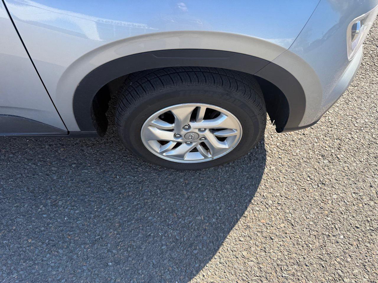 2021 Hyundai Venue PREFERRED Photo3