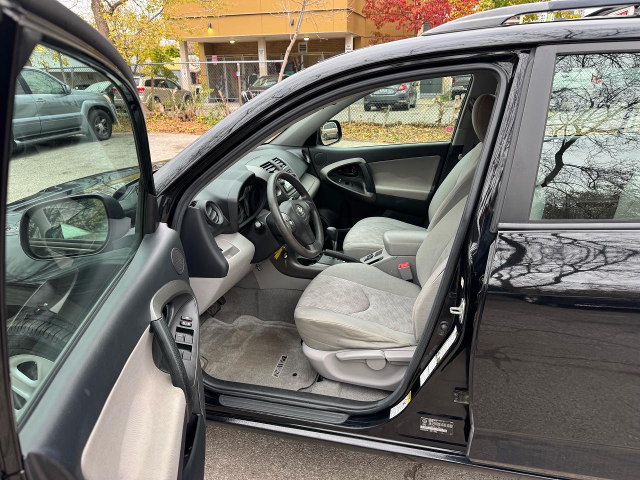 2012 Toyota RAV4 - 4WD - Photo #12