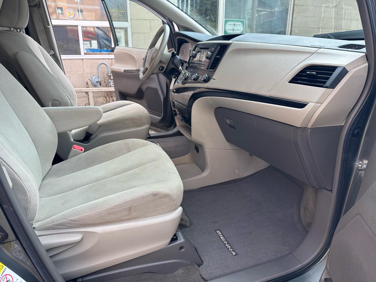 2013 Toyota Sienna 5dr V6 7-Pass FWD - Photo #8