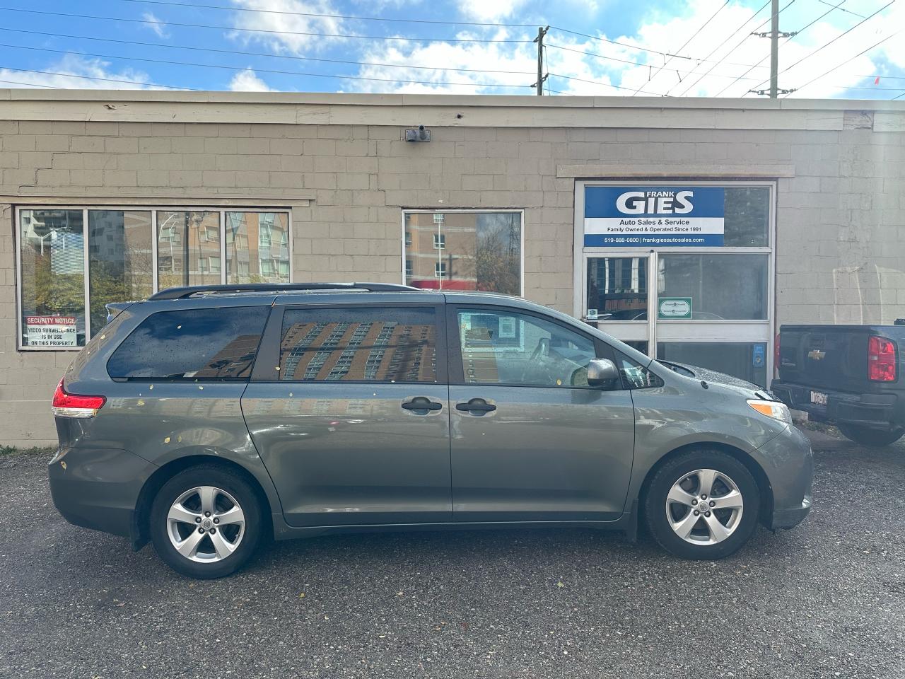 2013 Toyota Sienna 5dr V6 7-Pass FWD - Photo #3
