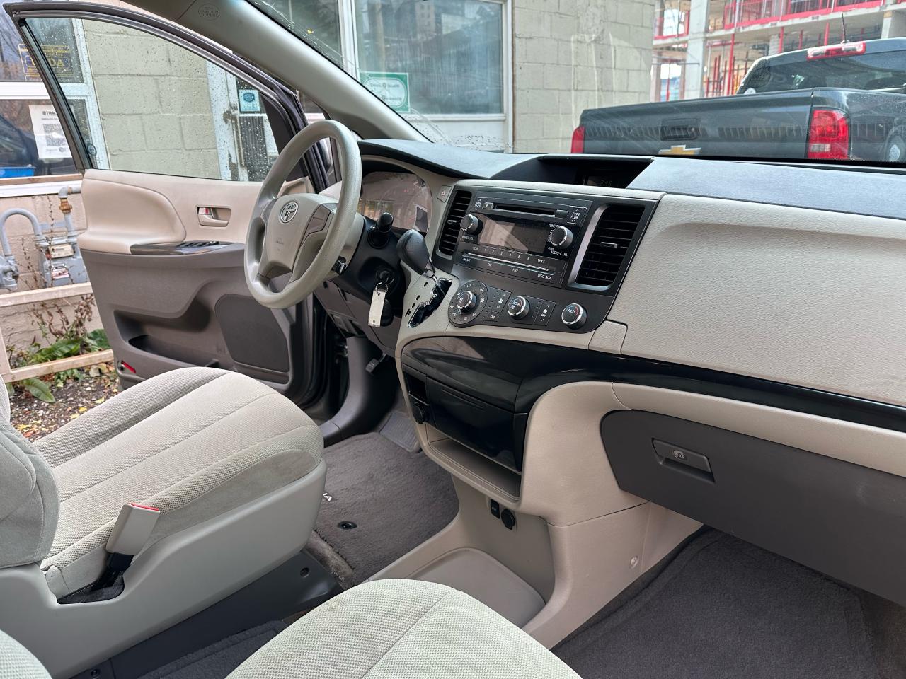 2013 Toyota Sienna 5dr V6 7-Pass FWD - Photo #9