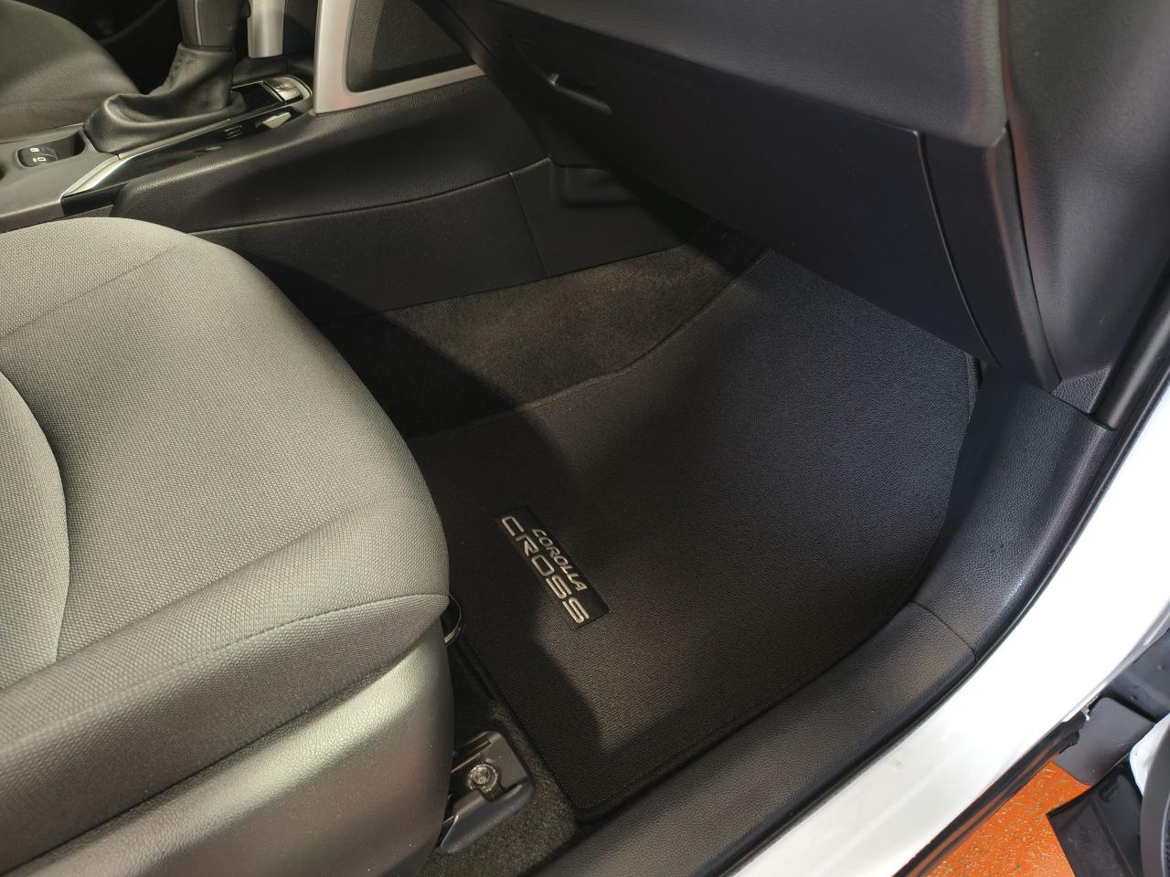 2022 Toyota Corolla Cross LE Photo0