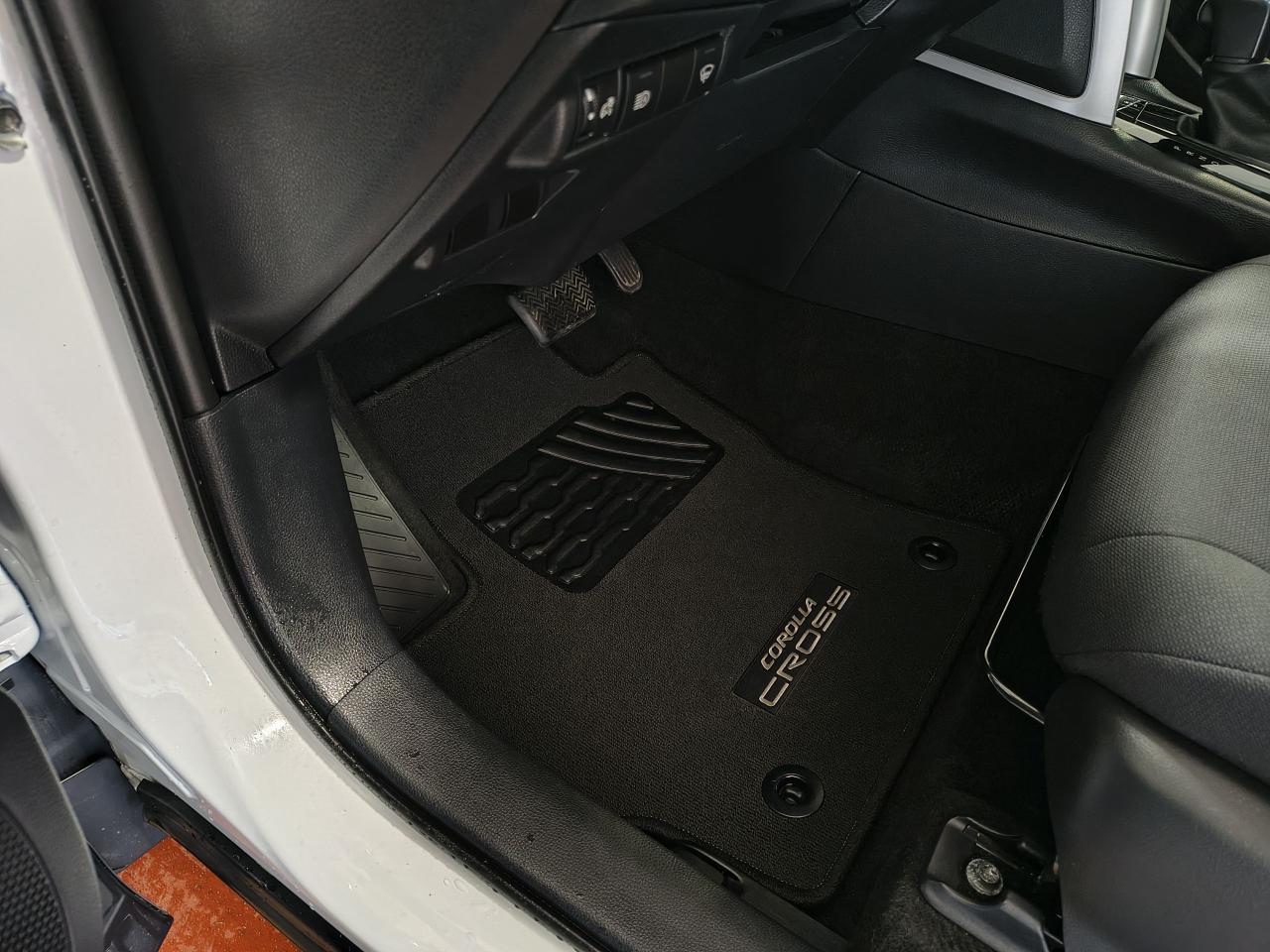 2022 Toyota Corolla Cross LE Photo0