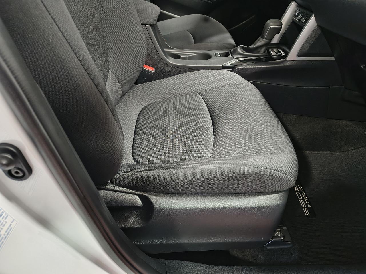 2022 Toyota Corolla Cross LE Photo0