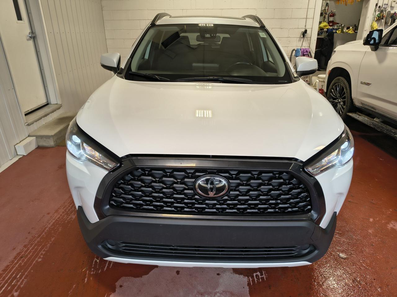 2022 Toyota Corolla Cross LE Photo0
