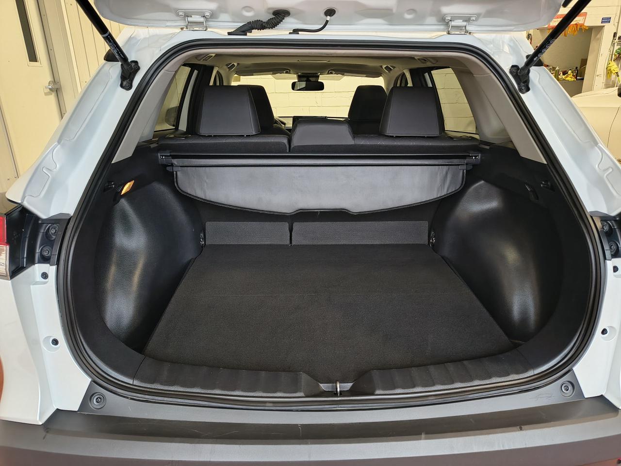 2022 Toyota Corolla Cross LE Photo0