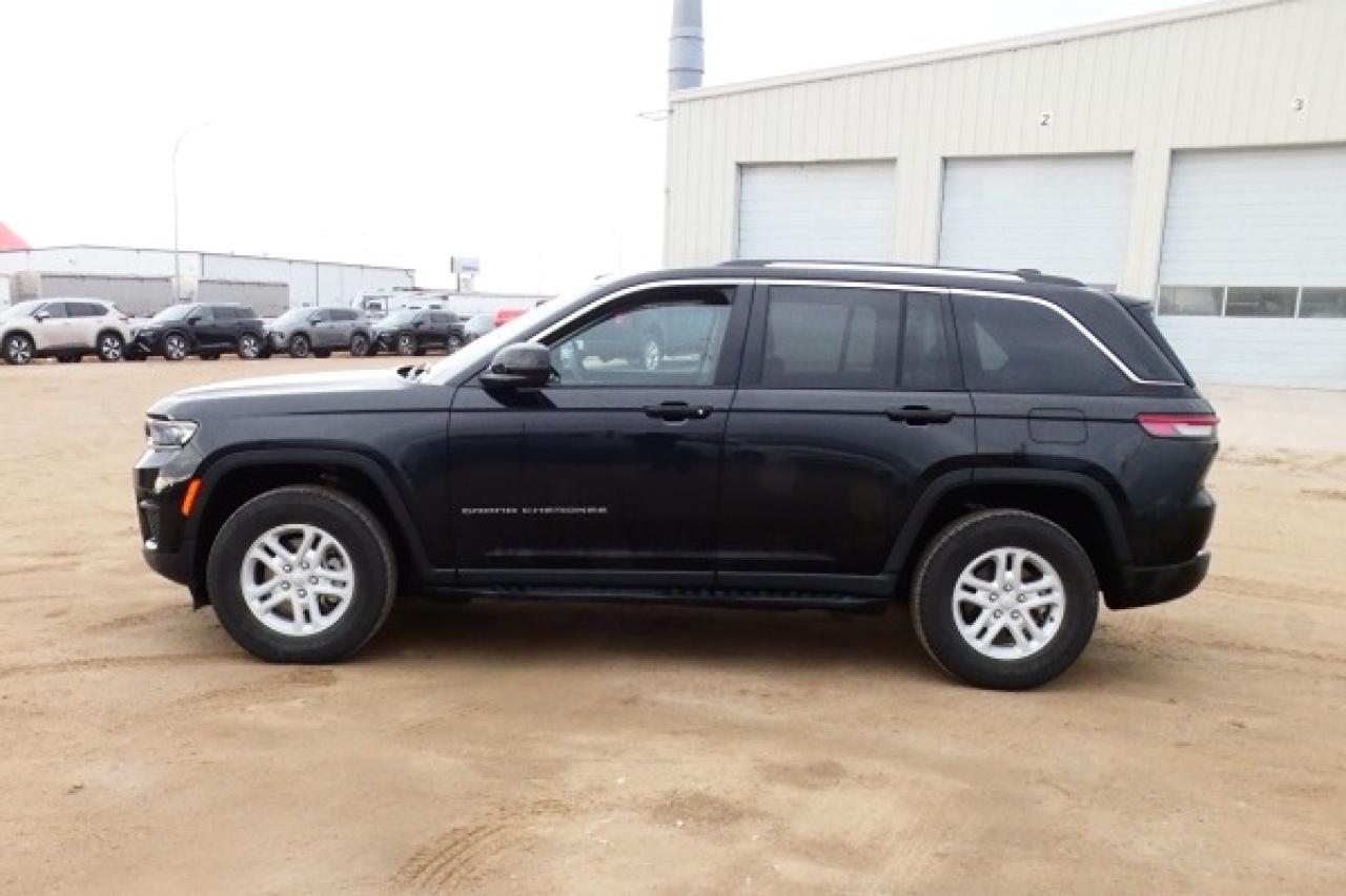 2023 Jeep Grand Cherokee Laredo 4x4 w/Htd cloth, S/R, BUC - Photo #1