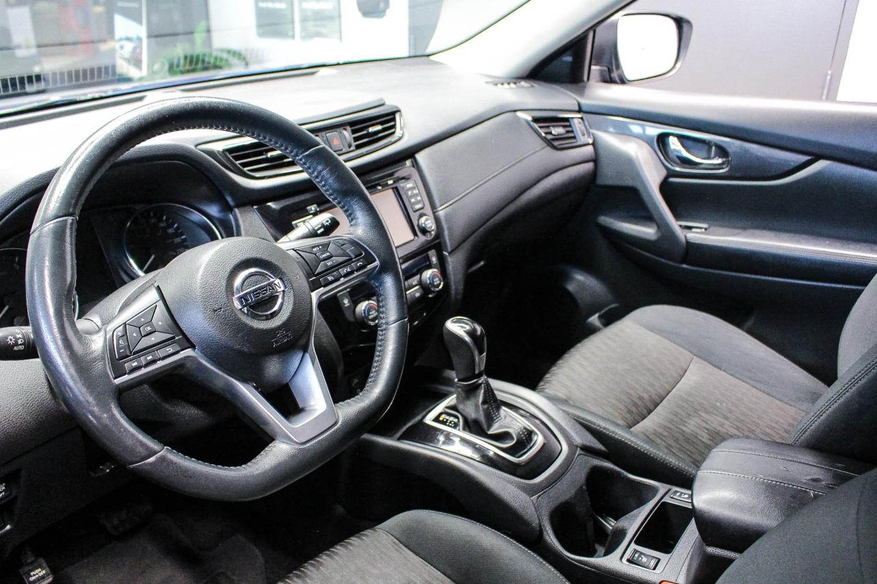2017 Nissan Rogue SV CLOTH UPHOLSTERY - NAVIGATION - CLEAN CARFAX! Photo