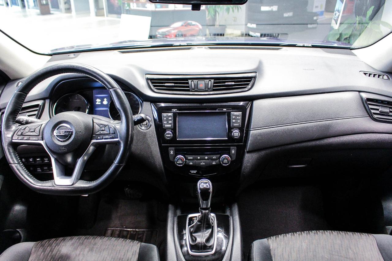 2017 Nissan Rogue SV CLOTH UPHOLSTERY - NAVIGATION - CLEAN CARFAX! Photo