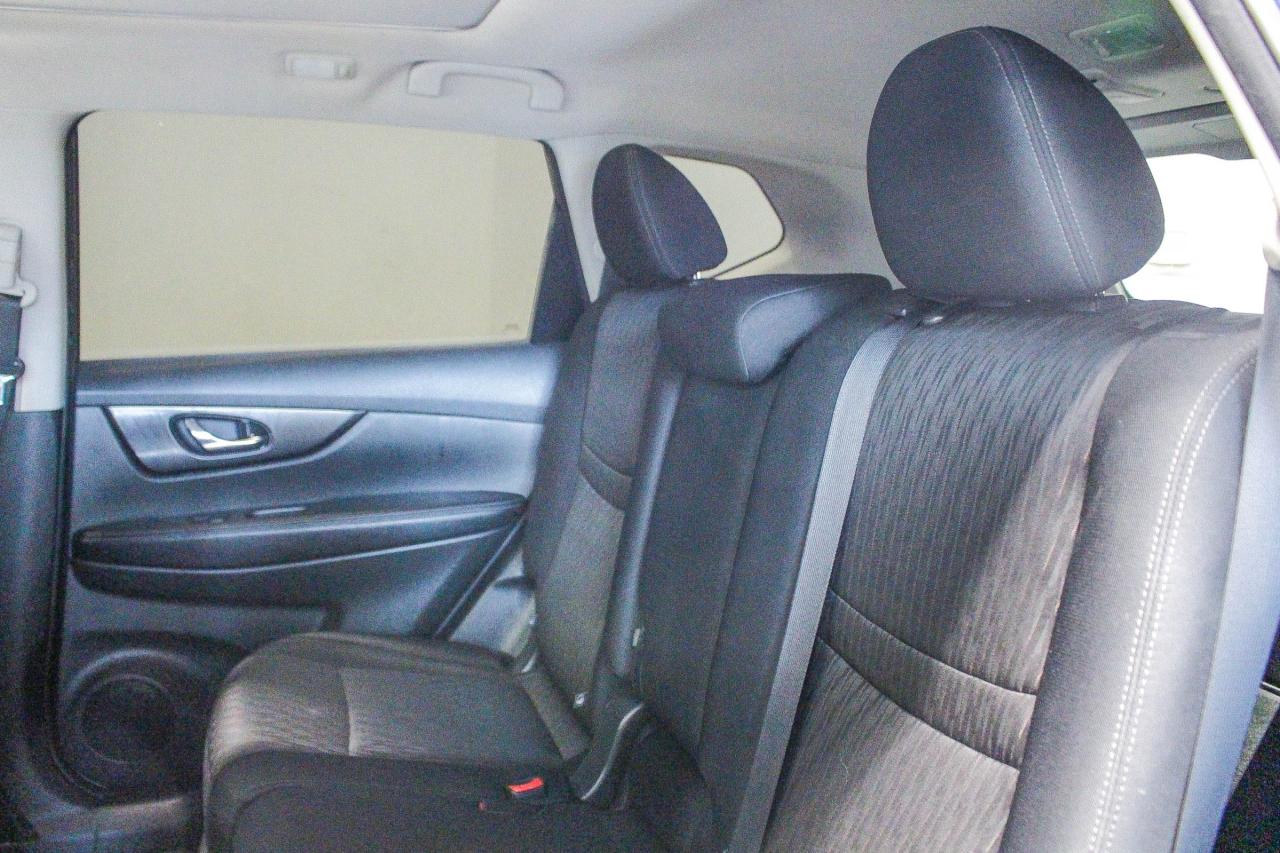 2017 Nissan Rogue SV CLOTH UPHOLSTERY - NAVIGATION - CLEAN CARFAX! Photo