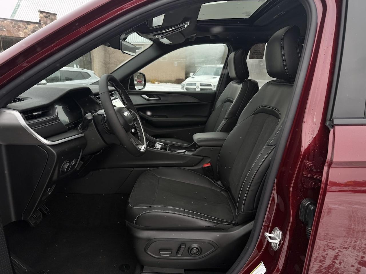 2025 Jeep Grand Cherokee ALTITUDE 4X4 Photo