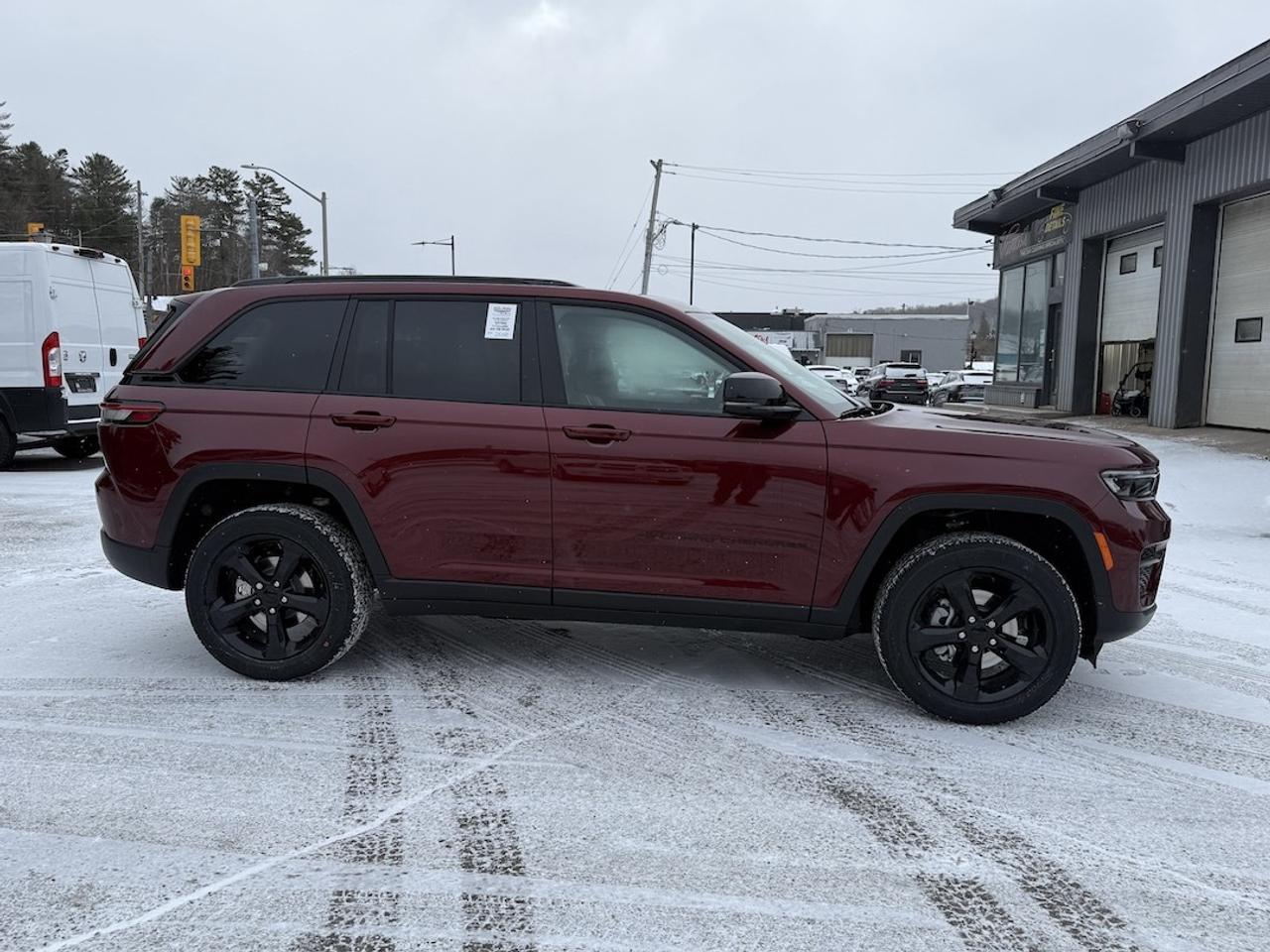 2025 Jeep Grand Cherokee ALTITUDE 4X4 Photo