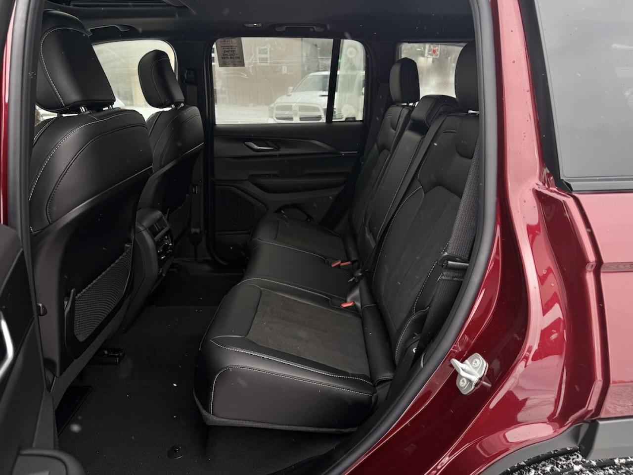 2025 Jeep Grand Cherokee ALTITUDE 4X4 Photo