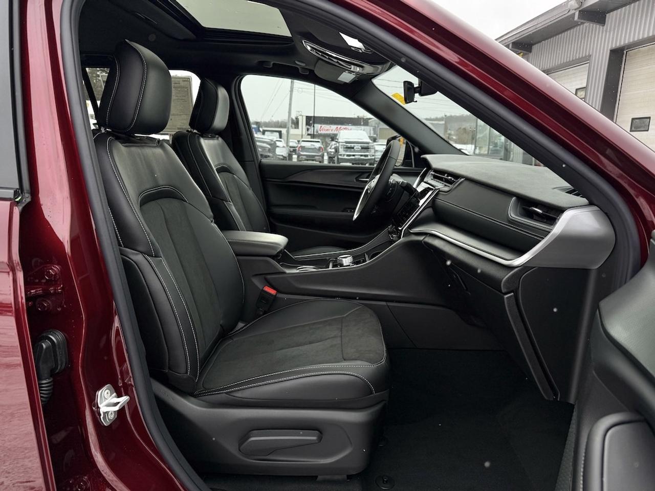 2025 Jeep Grand Cherokee ALTITUDE 4X4 Photo