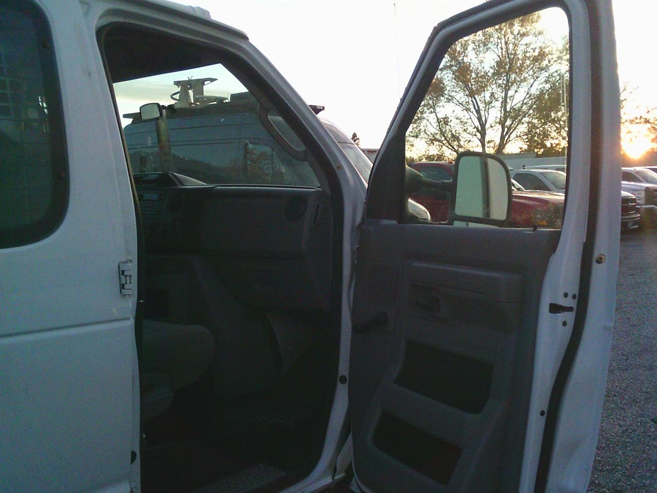 2012 Ford Econoline E-350 Super Duty Commercial - Photo #26