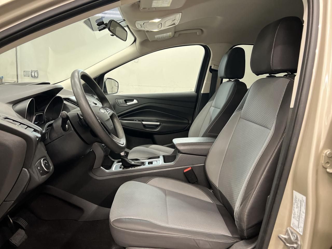 2017 Ford Escape SE AWD | LOW KMS!! | HTD SEATS | REAR CAM | ALLOYS Photo