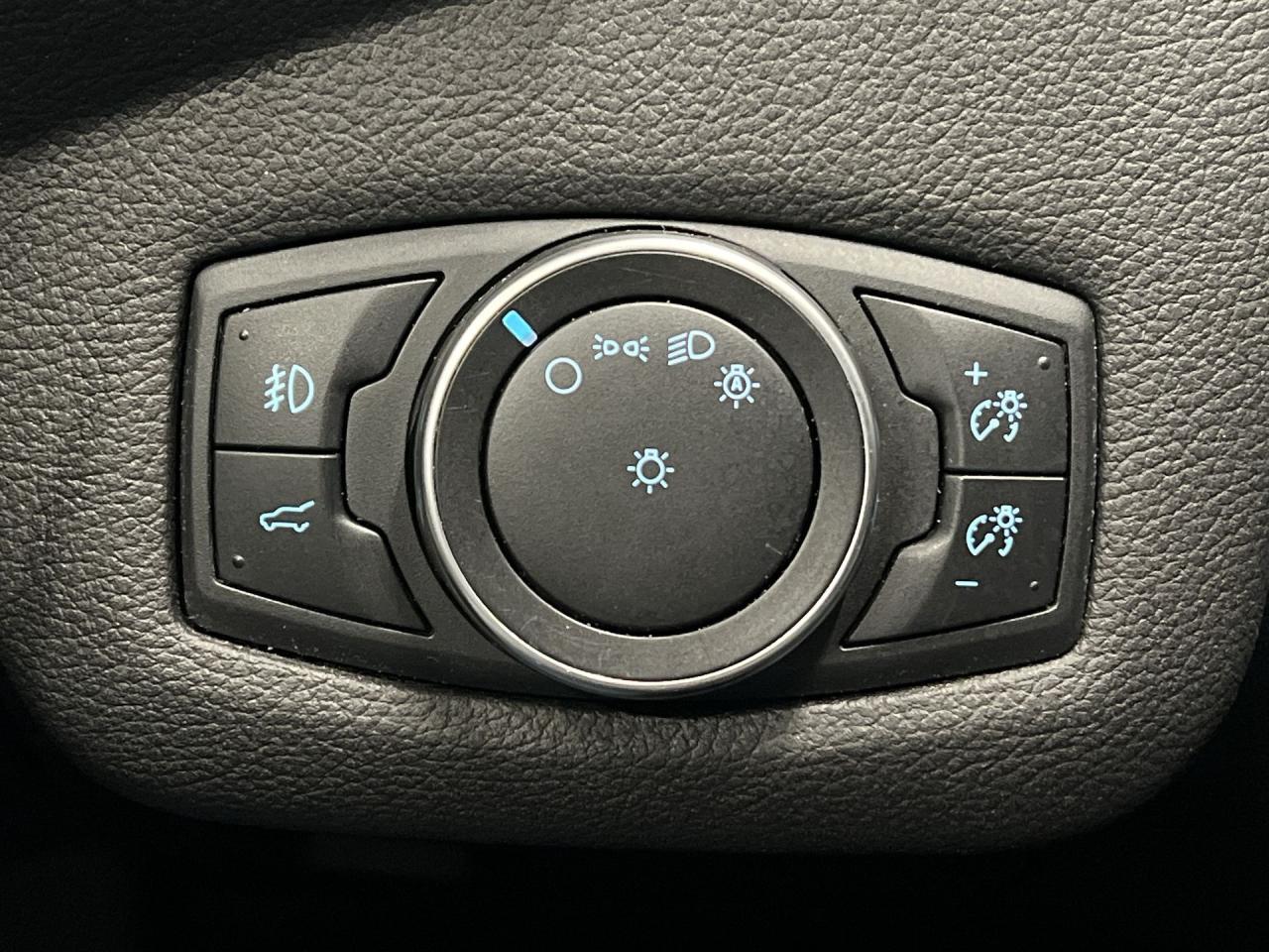 2017 Ford Escape SE AWD | LOW KMS!! | HTD SEATS | REAR CAM | ALLOYS Photo