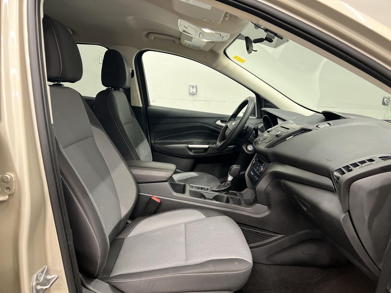 2017 Ford Escape SE AWD | LOW KMS!! | HTD SEATS | REAR CAM | ALLOYS Photo