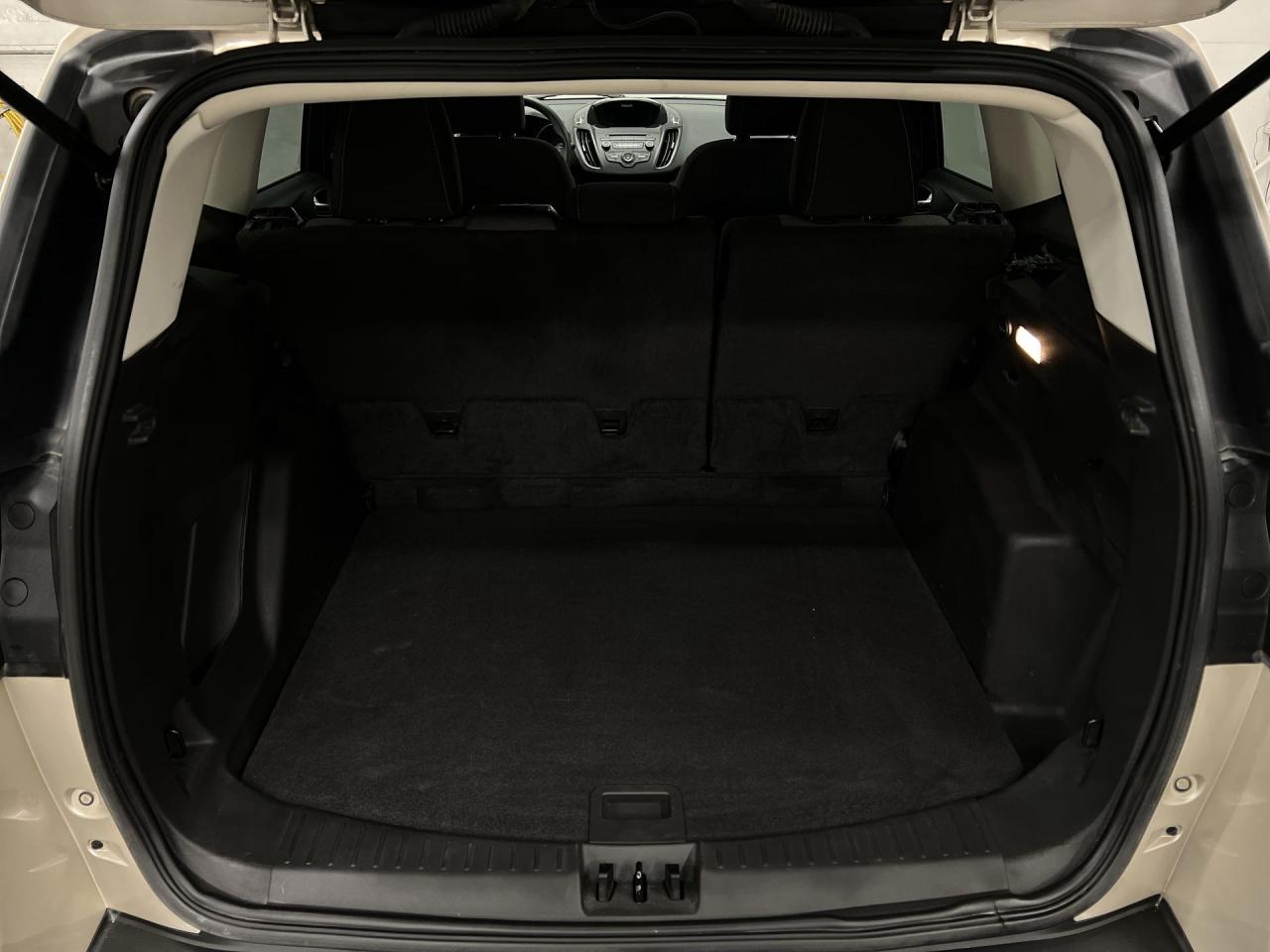 2017 Ford Escape SE AWD | LOW KMS!! | HTD SEATS | REAR CAM | ALLOYS Photo