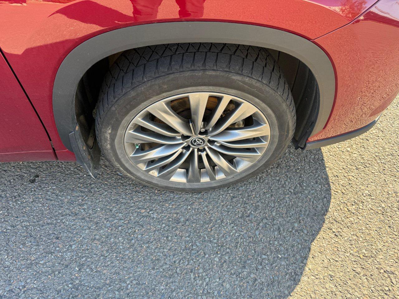 2021 Toyota Highlander LIMITED  Photo3