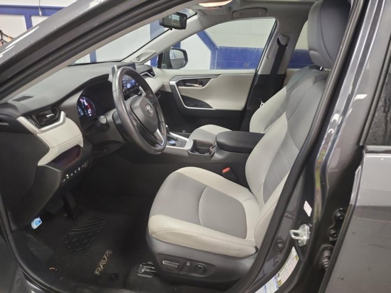 2019 Toyota RAV4 Limited AWD | Leather | Sunroof | 360 Camera | JBL Audio | Heated + Cooled Seats | CarPlay & More ! Photo