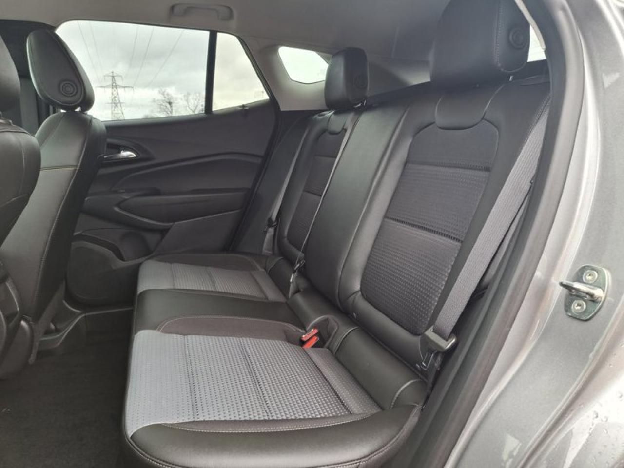 2024 Chevrolet Trax LT | Sunroof | Heated Seats + Steering | Remote Start | CarPlay | Reverse Cam | and More ! Photo