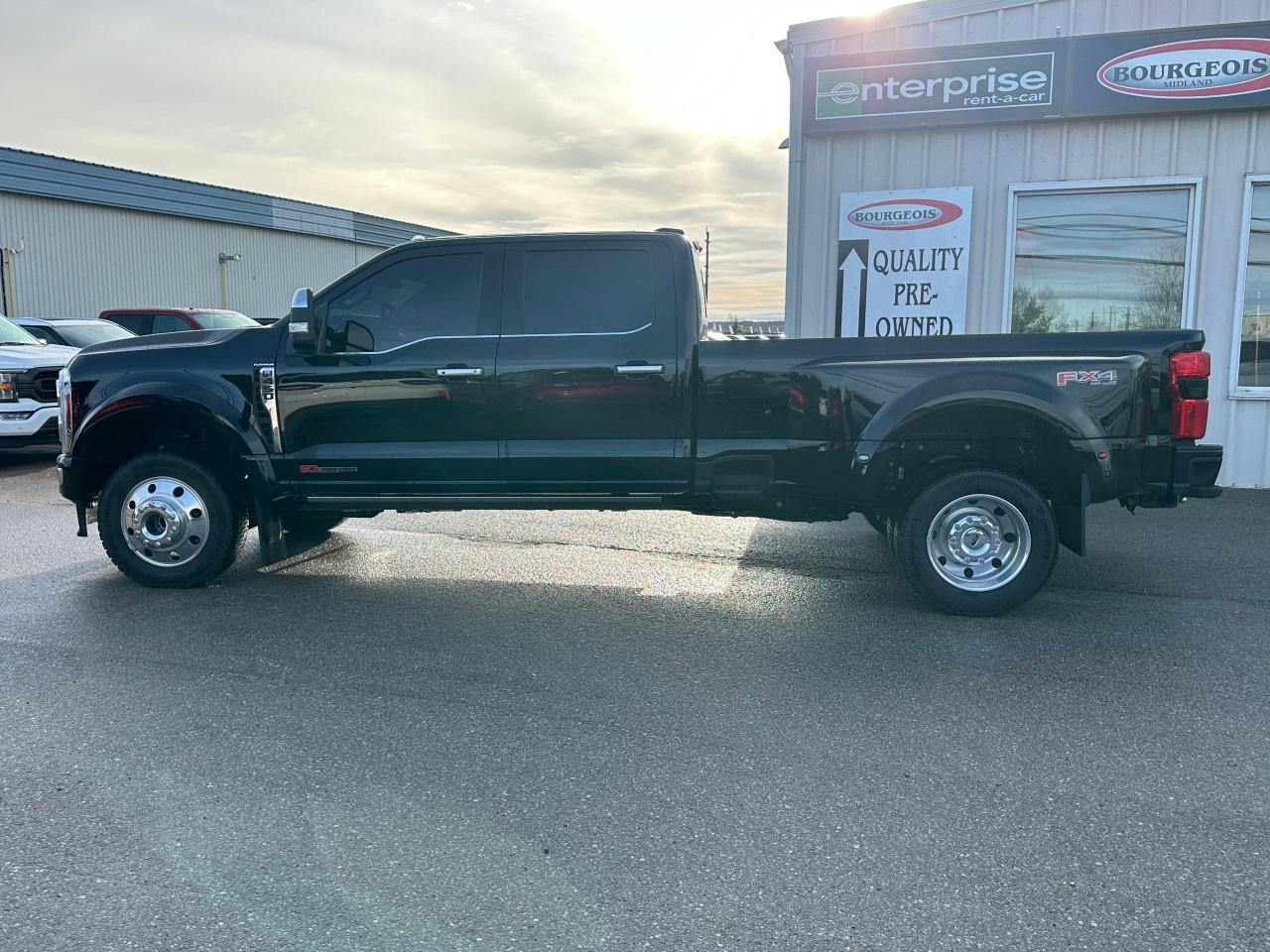 2025 Ford F-450 Super Duty DRW PLATINUM 4WD CREW CAB 8' BOX Photo