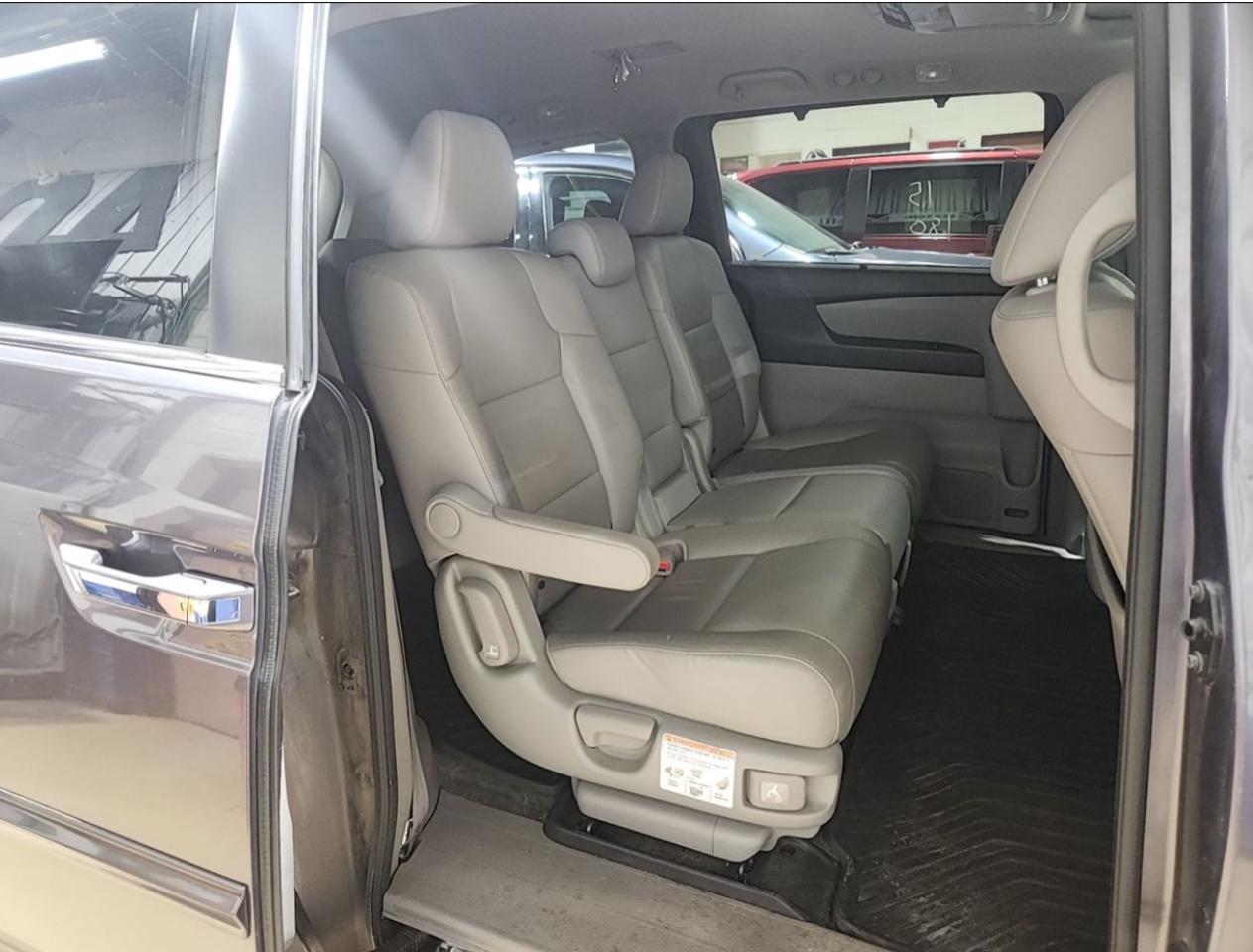 2015 Honda Odyssey EX-L Photo3