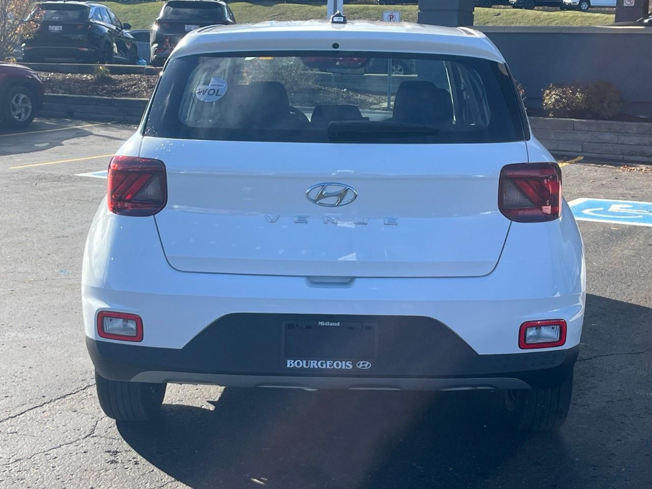 2026 Hyundai Venue Essential IVT Photo4