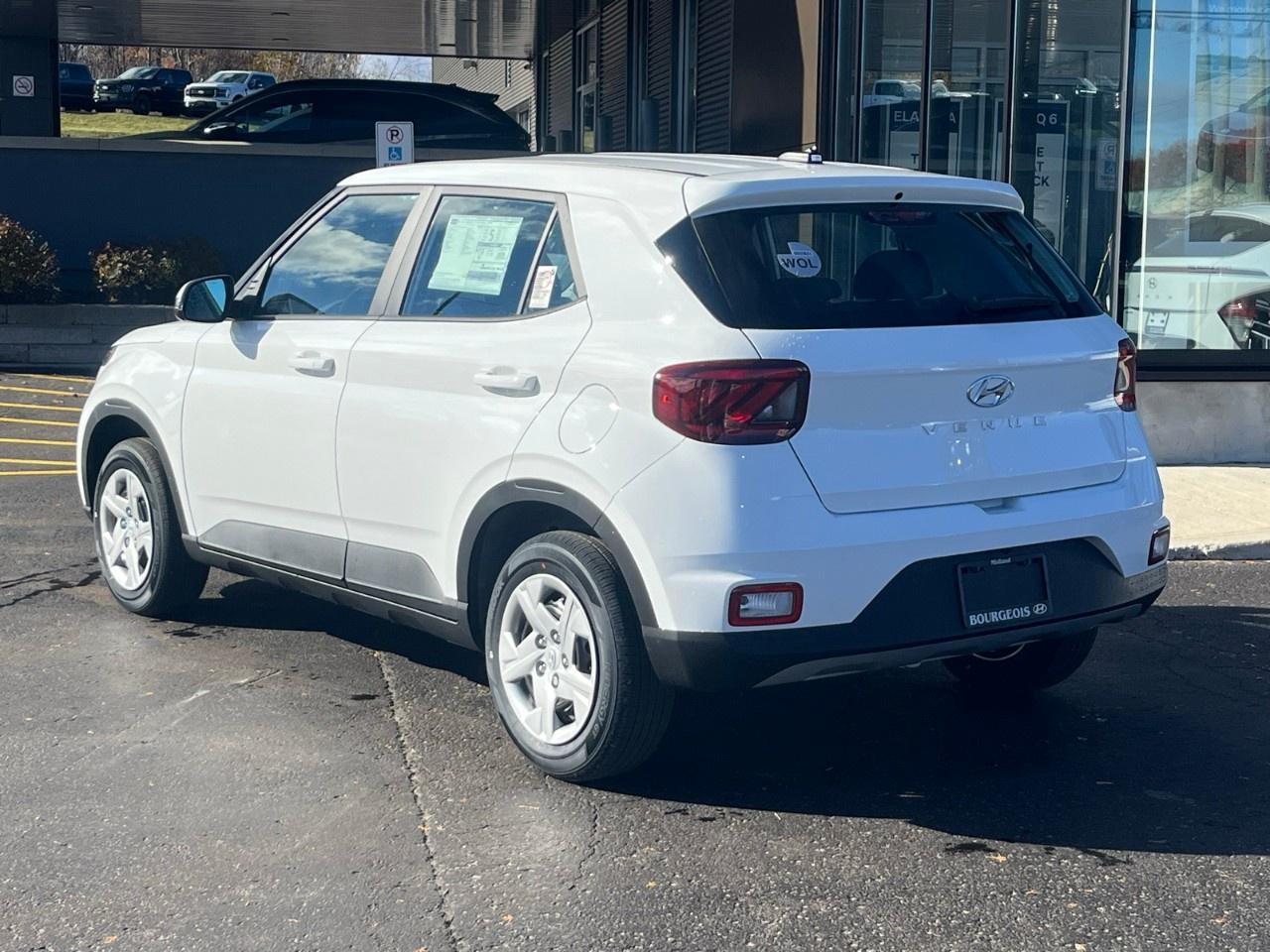 2026 Hyundai Venue Essential IVT Photo3