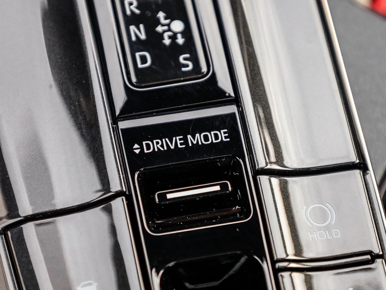 2025 Toyota Crown Signia Limited Photo