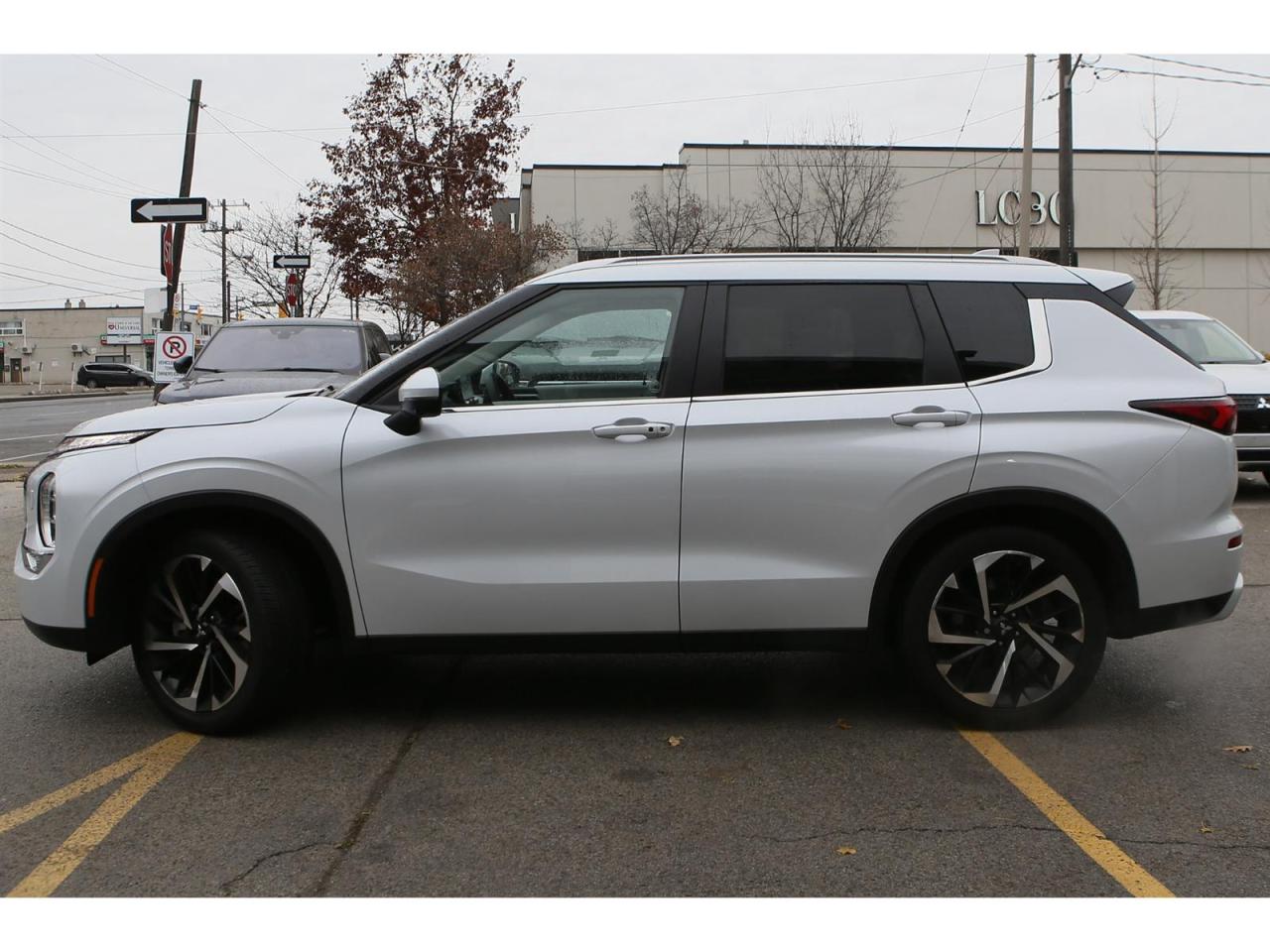 2024 Mitsubishi Outlander SEL Edition AWD | 7- Passenegr | Pano Roof | Dimond Stitching Seats | One Owner Local car Photo